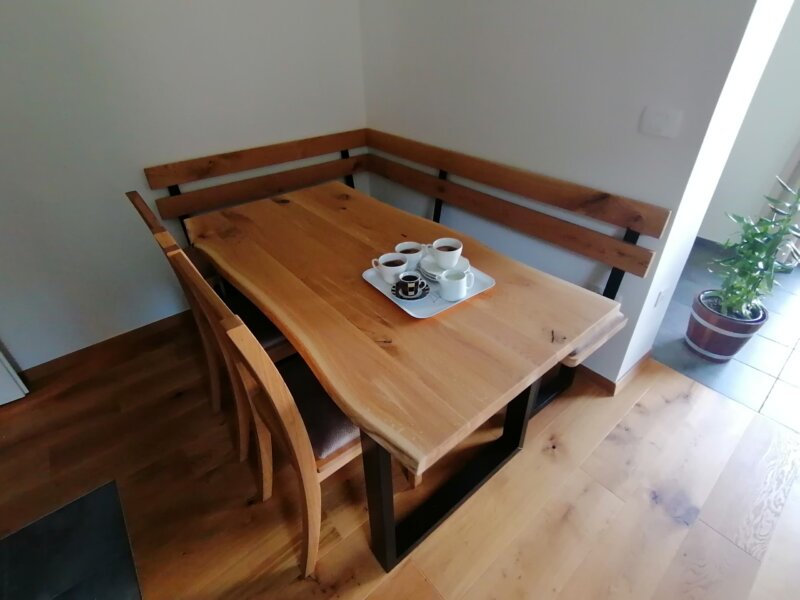 Hrastova  kotna klop, miza z naravnimi robovi in dva stola, vse tapicirano - slika 2