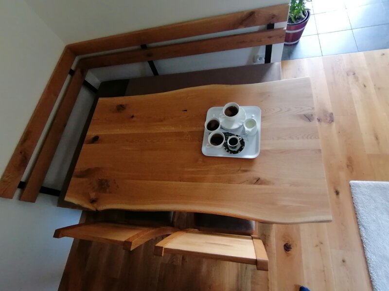 Hrastova  kotna klop, miza z naravnimi robovi in dva stola, vse tapicirano - slika 3