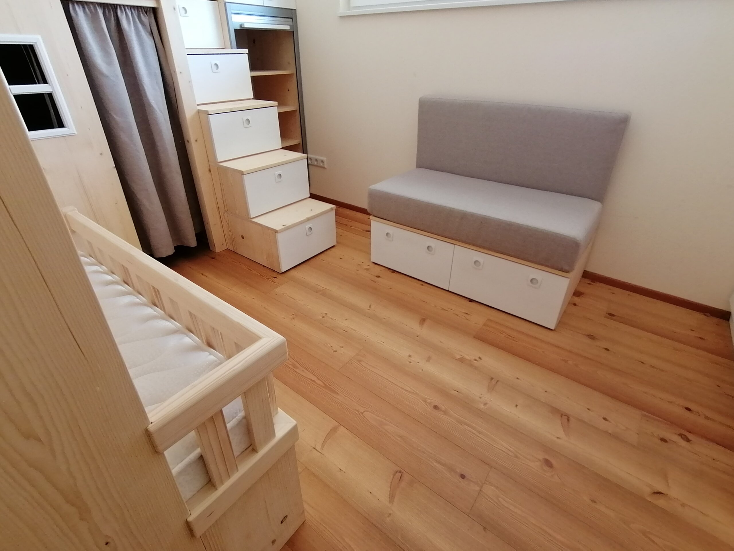 Otroška soba - Masivna smreka, beljeno, v obliki hiške. - slika 2