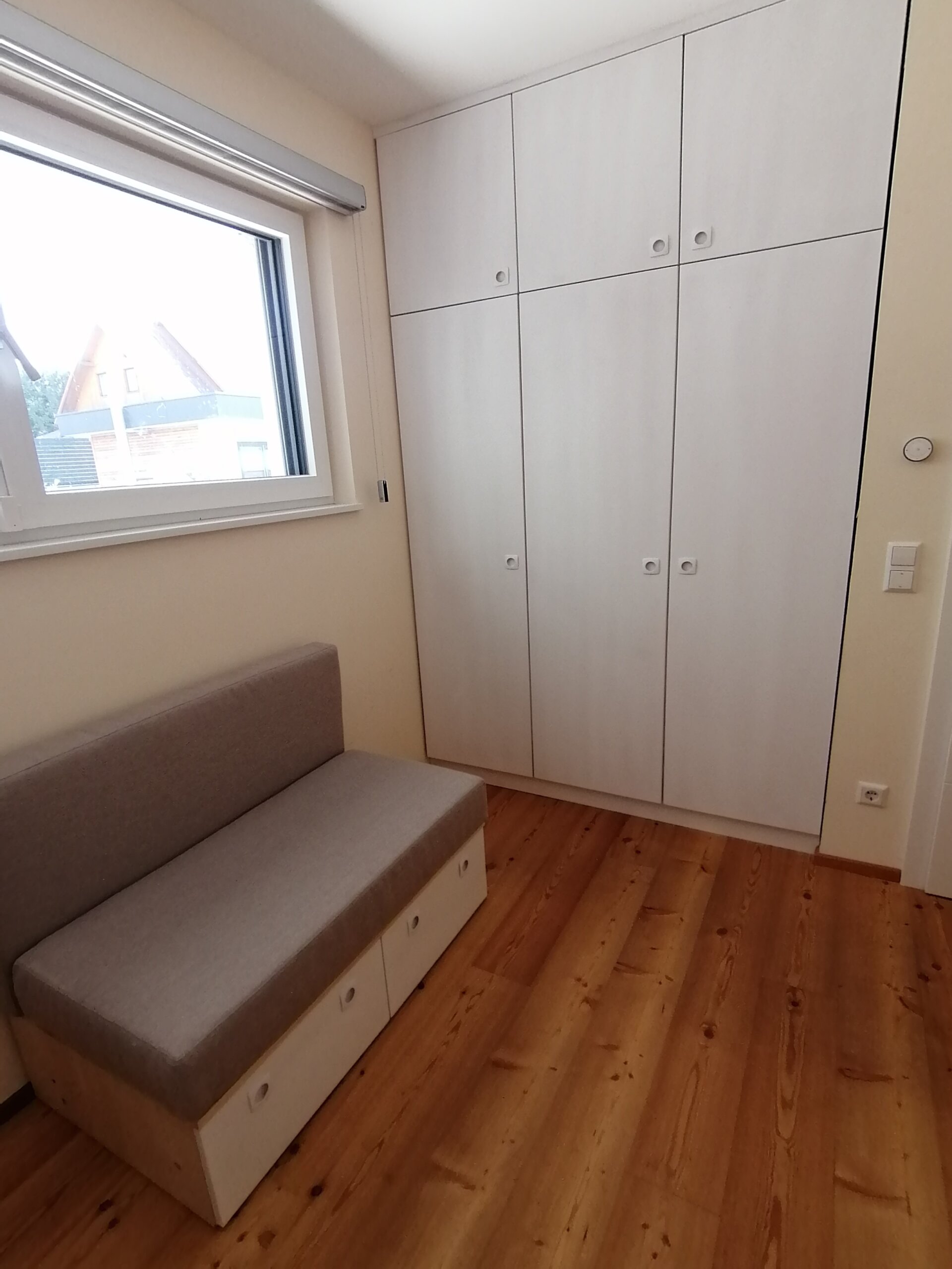 Otroška soba - Masivna smreka, beljeno, v obliki hiške. - slika 5