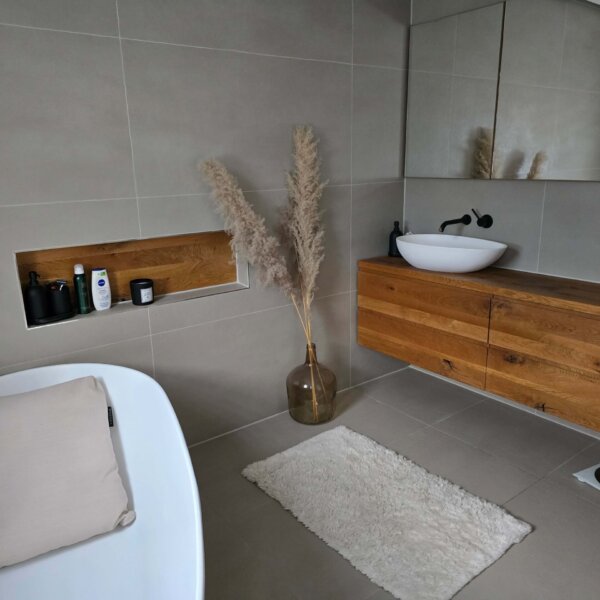 Hrastov kopalniški element – naravna eleganca in funkcionalnost