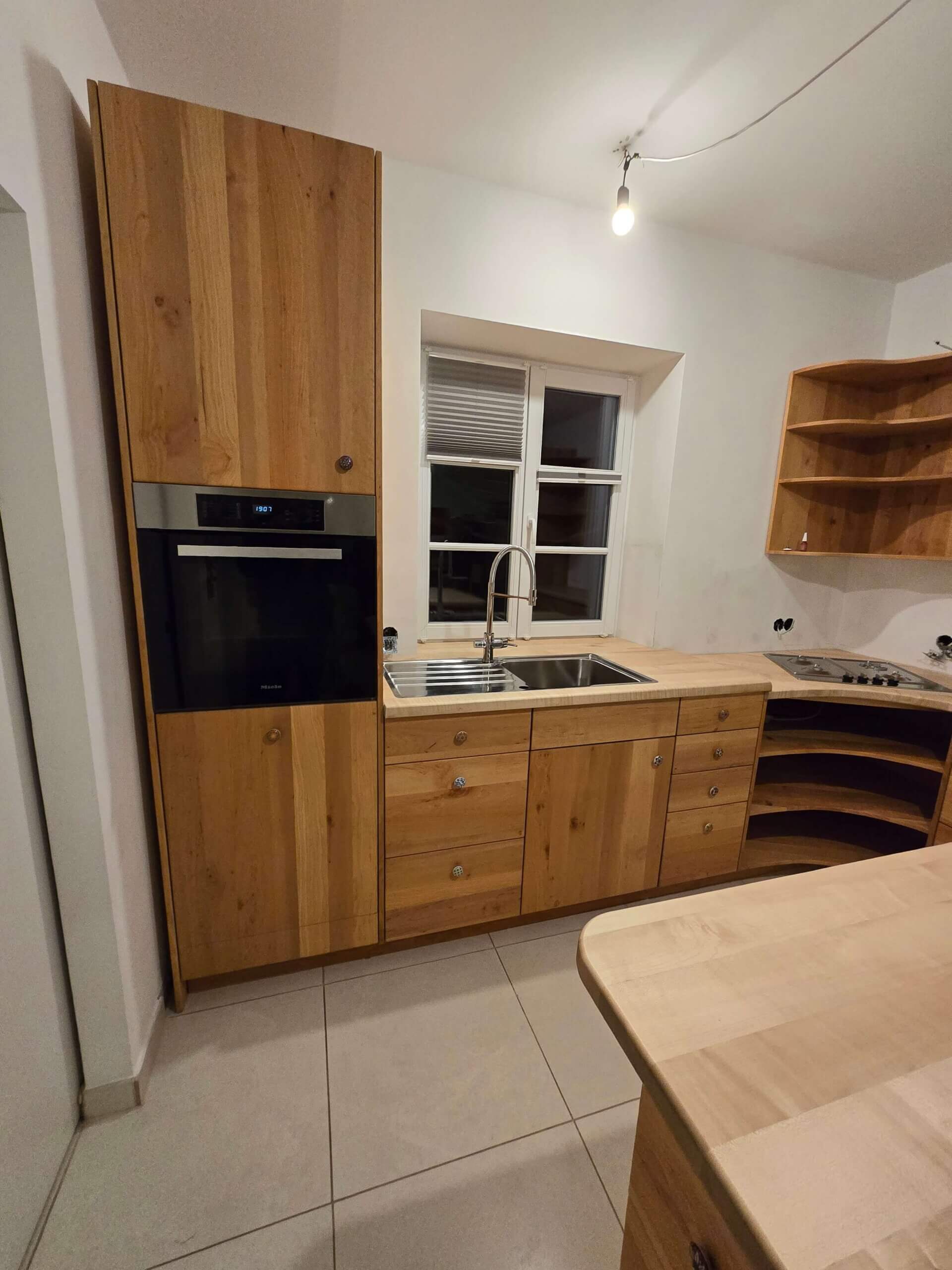Masivna kuhinja iz jelše – toplina narave in brezčasna eleganca - slika 4