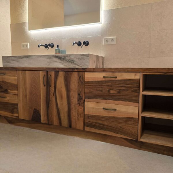 Orehova kopalnica po meri – popolna kombinacija elegance in prestiža