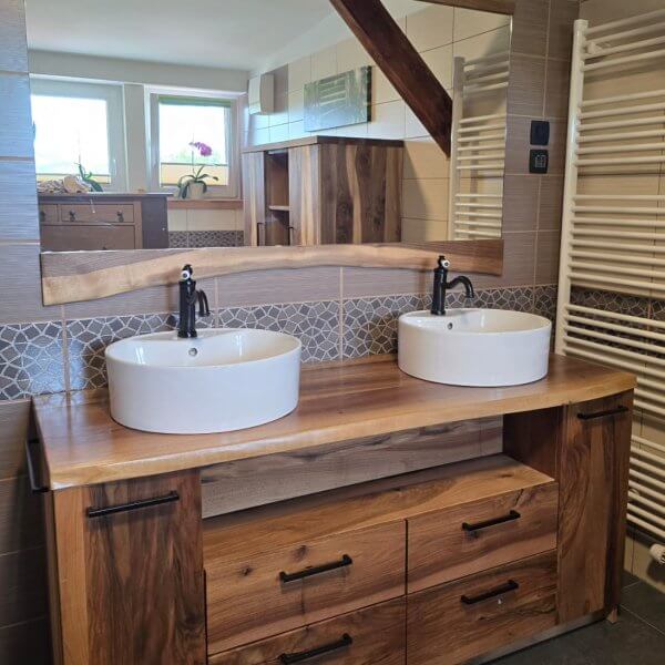 Masivna kopalnica iz oreha – naravna eleganca in funkcionalnost