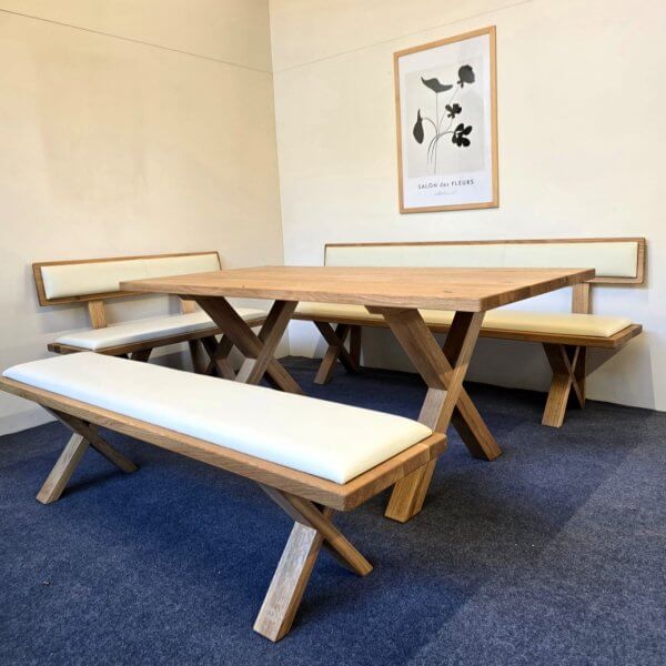 Hrastova miza z oblazinjenimi klopmi – brezčasna rustikalna toplina