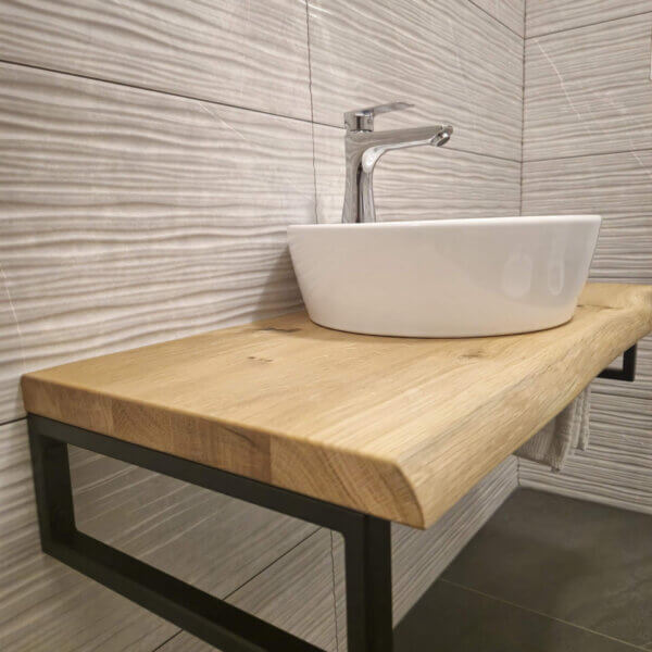 Masiven hrastov kopalniški element z naravnim robom – eleganca in toplina v enem ✨