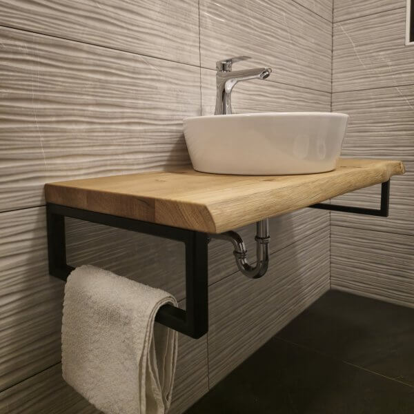Masiven hrastov kopalniški element z naravnim robom – eleganca in toplina v enem ✨