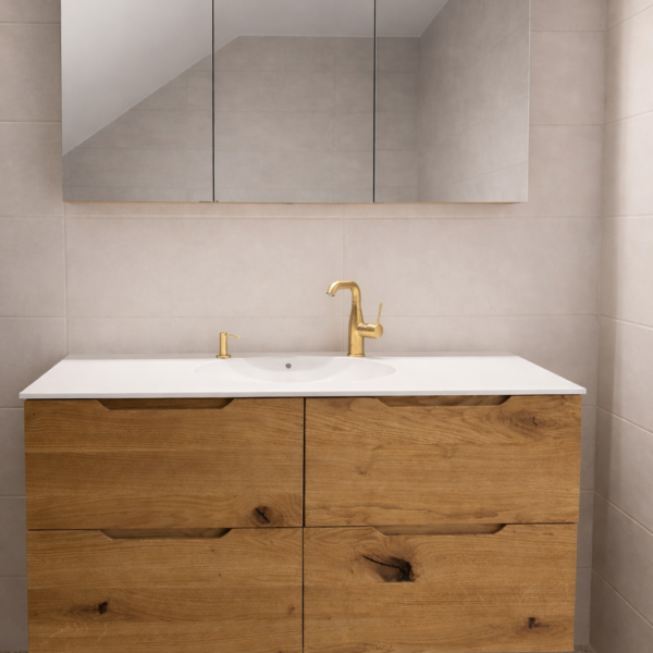 Hrastova eleganca in Kerrock – popolna kopalnica po meri vašega doma