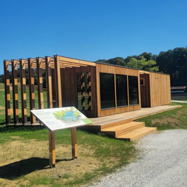 LINASSI VISTA – sodobna lesena hiška s panoramsko zasteklitvijo
