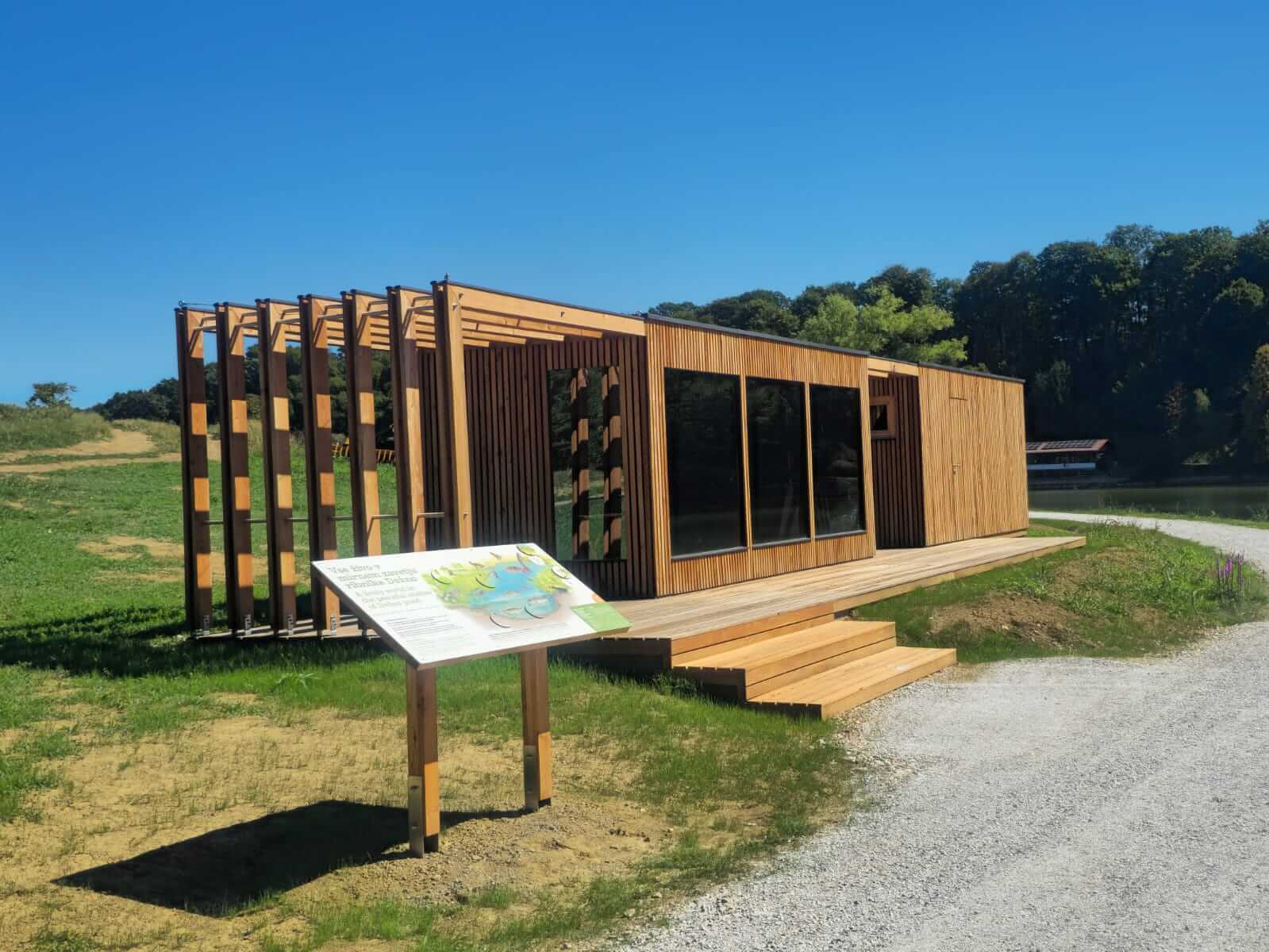 LINASSI VISTA – sodobna lesena hiška s panoramsko zasteklitvijo