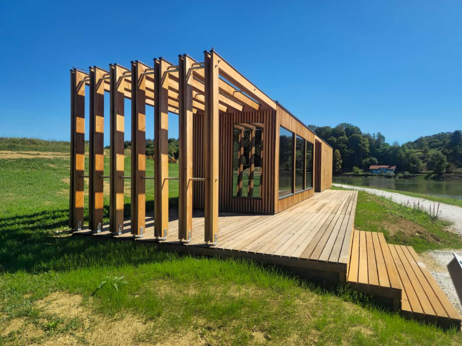 LINASSI VISTA – sodobna lesena hiška s panoramsko zasteklitvijo - slika 4